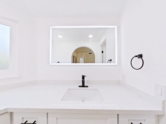 Building Photo - Beautifully remodeled 3 bed / 2.5 bathroom...