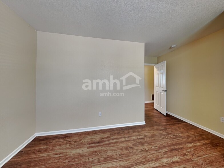 Building Photo - 1135 Legend Oak Dr