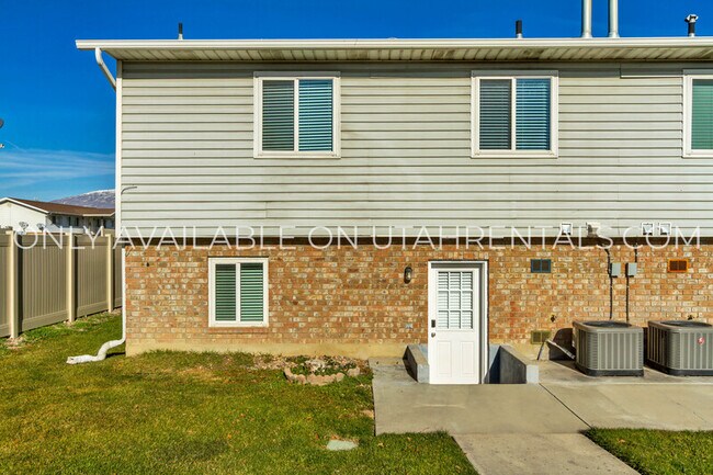 Building Photo - 1731 W Garden Dr