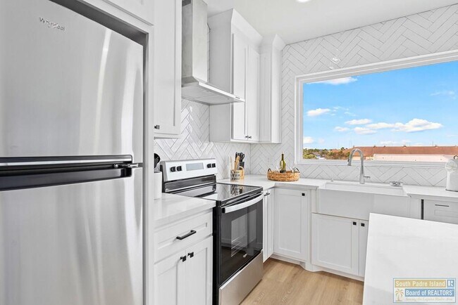 Building Photo - 111 W Sunny Isle Dr