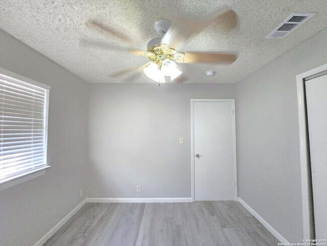 Building Photo - 5507 Roanwood