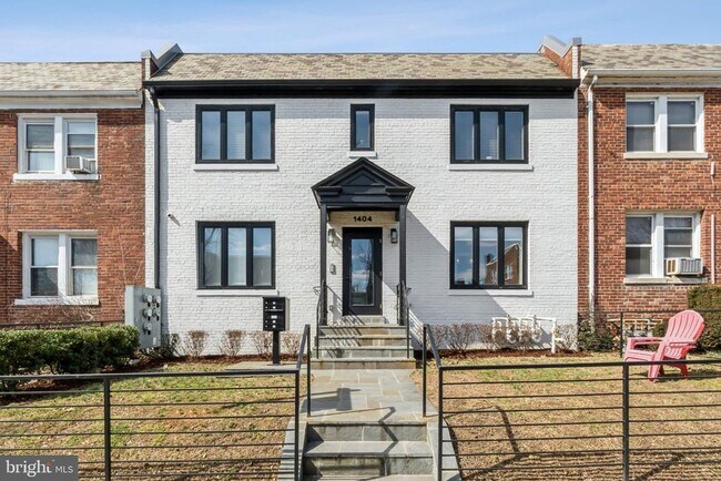 Building Photo - 1404 Holbrook St NE