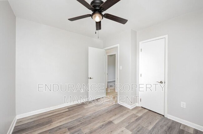 Building Photo - 4612 W Hillcrest Ave