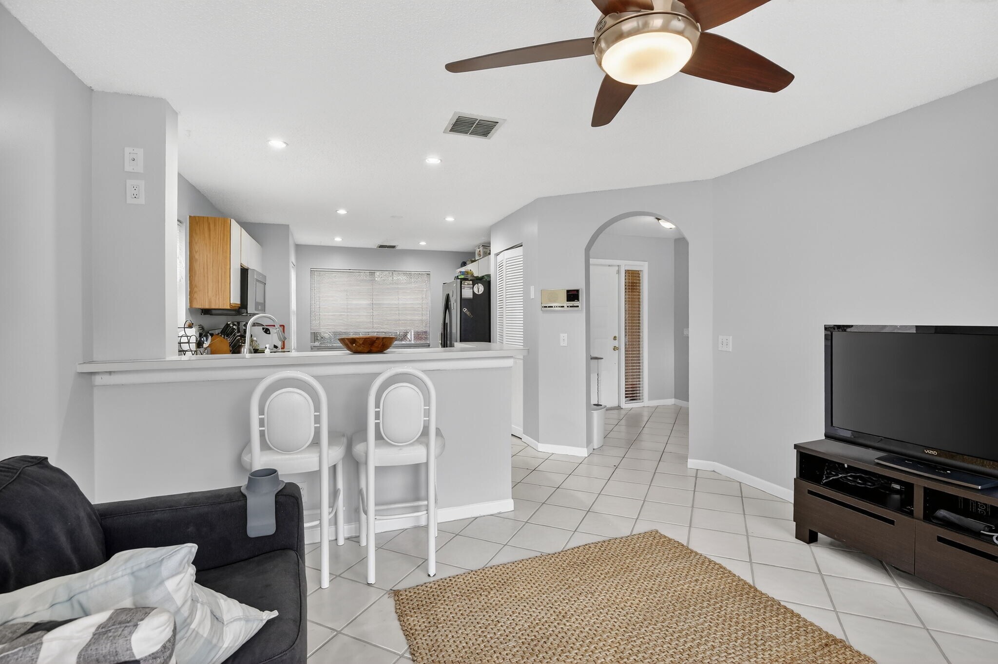 Building Photo - 9481 Oak Grove Cir