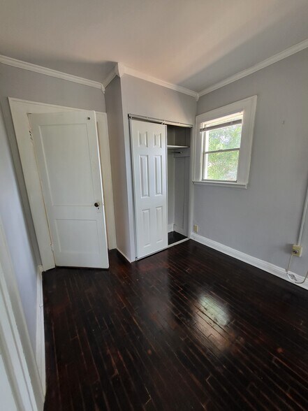 Building Photo - 1718 Pine Grove Ave