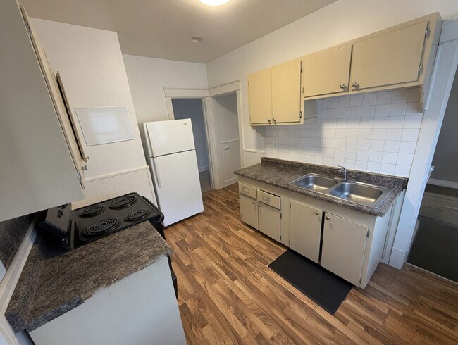 Building Photo - Duluth MN 5- Bedroom - 2-Bath - 1 - Car Single Family Home