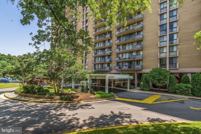 Building Photo - 6100 Westchester Park Dr