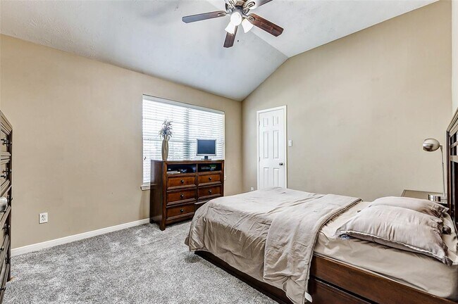 Building Photo - 2208 Breezeway Bend Dr