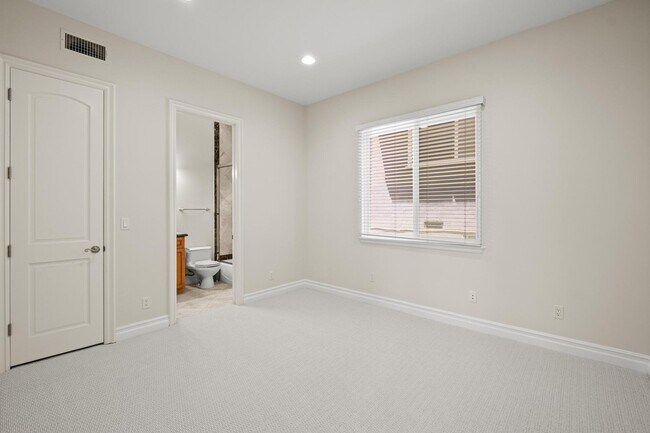 Building Photo - Stunning 4 bed, 4.5 bath home located on a quiet and highly desirable street in Redondo Beach