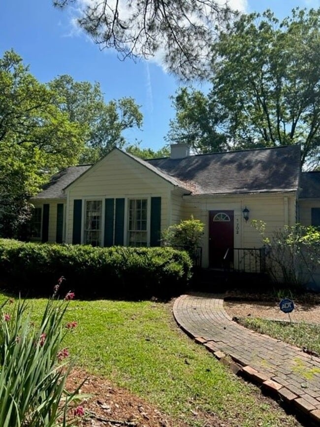 Primary Photo - Beautiful Spacious Updated Home In Belhave...
