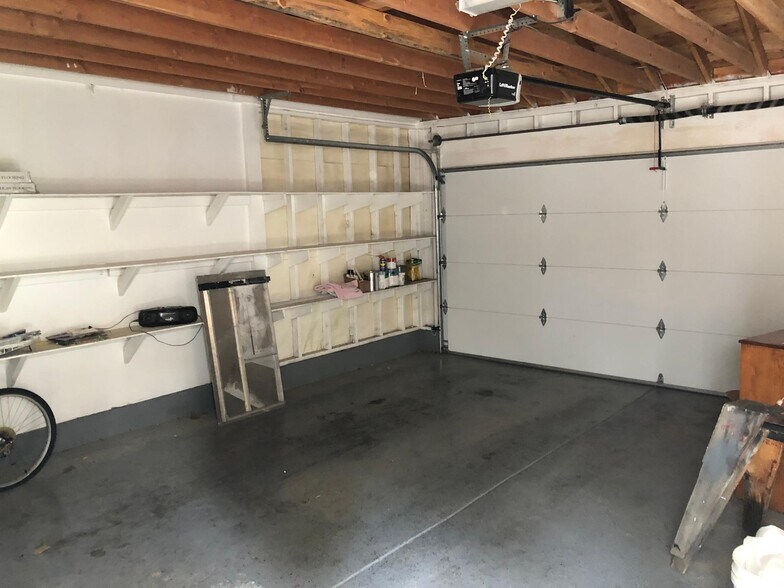 Building Photo - 2400 Lincoln Village Dr