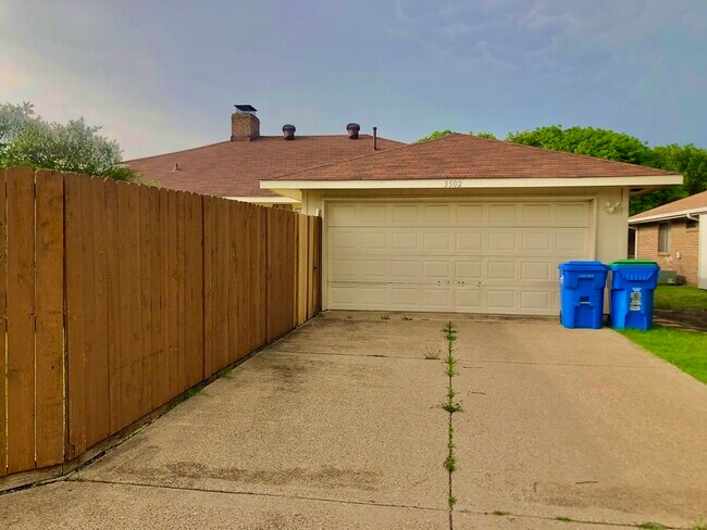 Building Photo - 3502 Andrea Ln