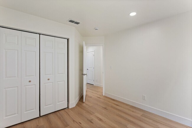 Building Photo - 5520 Muskingham Way