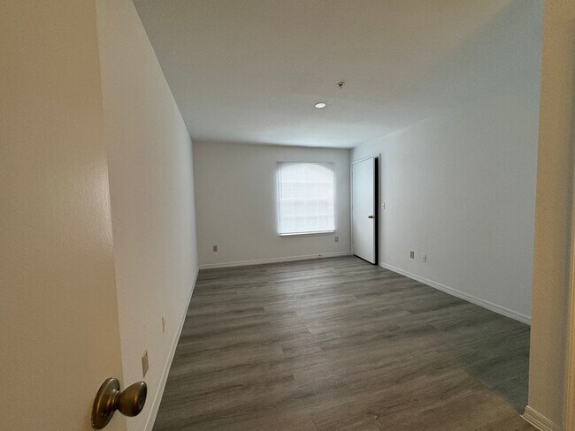 Building Photo - 2 Bed, 2 Bath Condo | 3rd Floor Unit in Be...