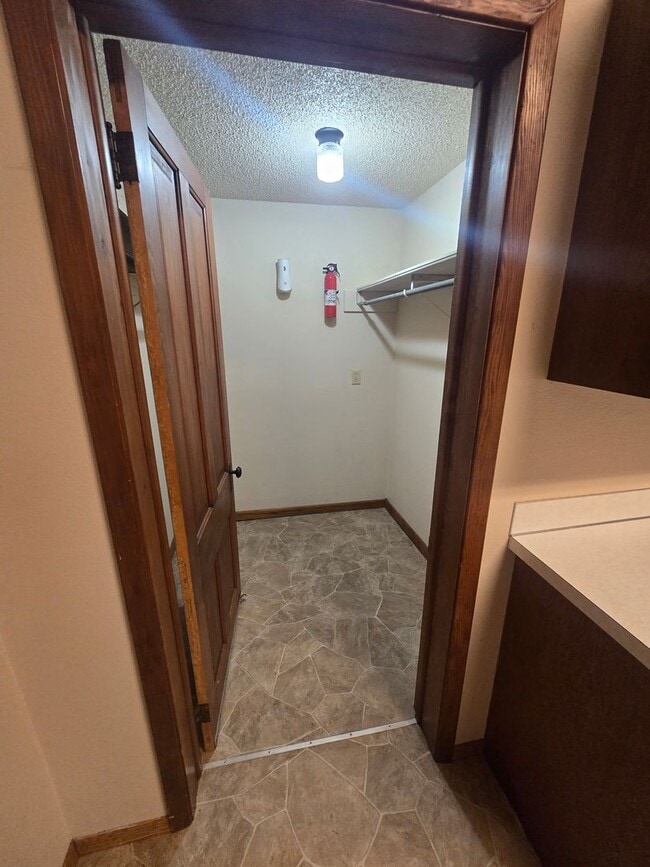 Building Photo - For Rent: Cozy 2 Bedroom, 1 Bathroom Singl...