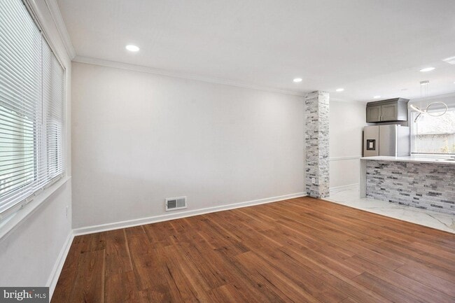 Building Photo - 525 E Duncan Ave