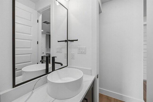 Building Photo - 404 Vista Buena Trl