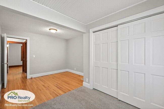 Building Photo - Recently Remodeled 2 Bedroom Home