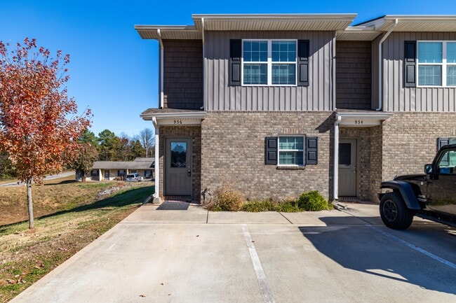 Building Photo - 936 Warrior Hill Dr