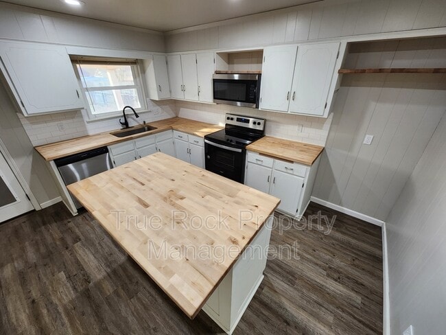 Building Photo - 525 Rebecca Ln