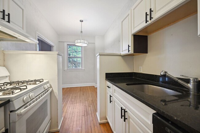 Building Photo - Beautiful, Lighted Filled Studio in Kalorama Heights!