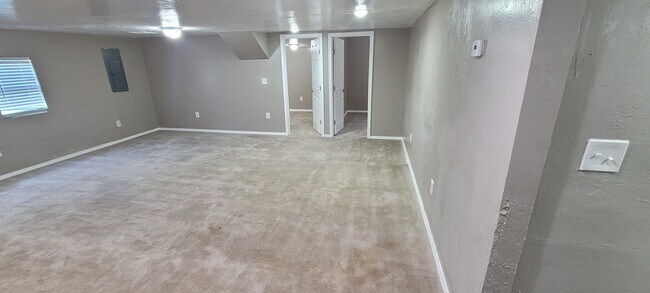 Building Photo - Cute 5 bedroom House