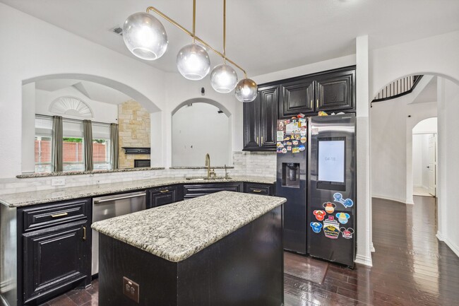Building Photo - Luxurious in Little Elm