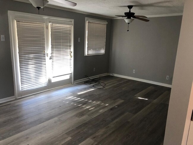 Building Photo - Upper St. Clair - 3 BR Split Entry House, Garage, Central Air!