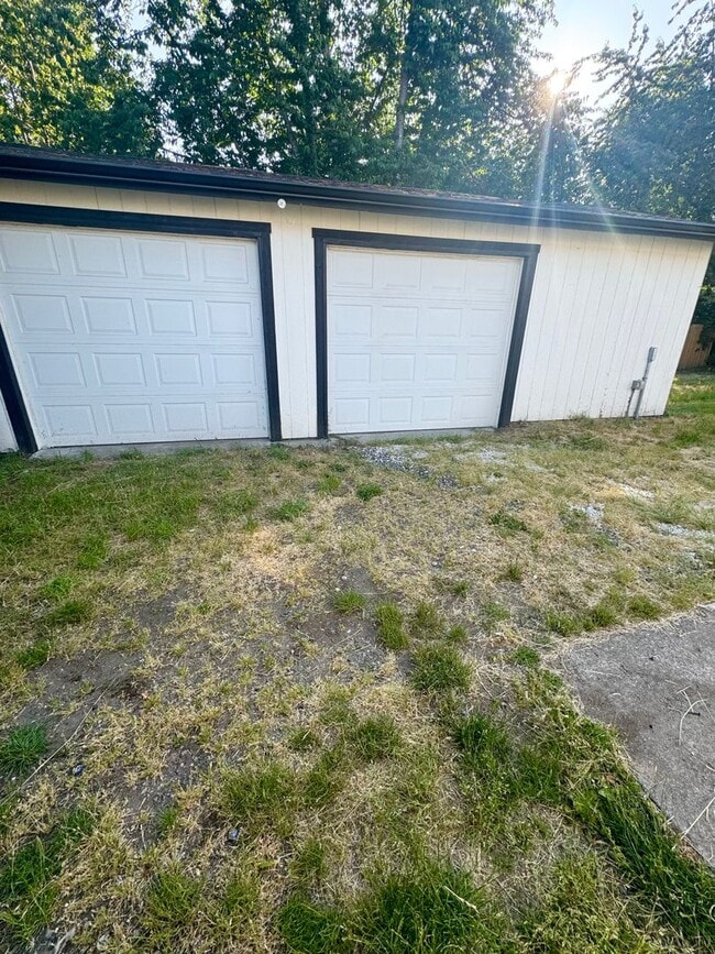 Building Photo - 3 Bedroom 2 Bathroom for Rent.