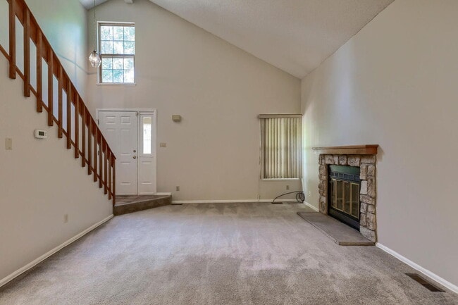 Building Photo - Comfortable 2BR + Loft Home — Close to For...