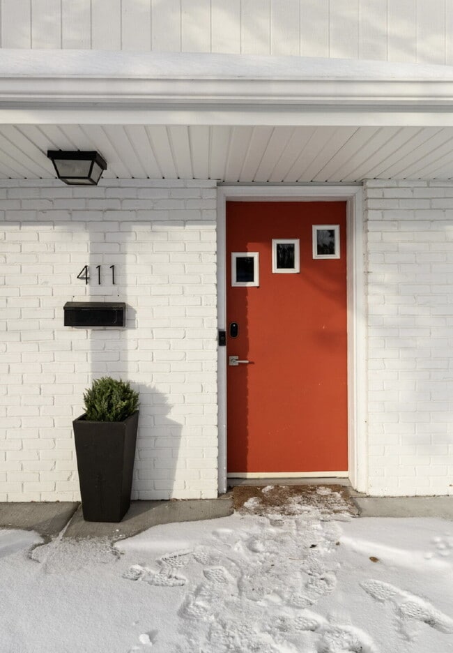 Building Photo - Nicely remodeled side by side duplex 3-Bed Home with Gleaming Hardwood Floors & New carpet in Hop...