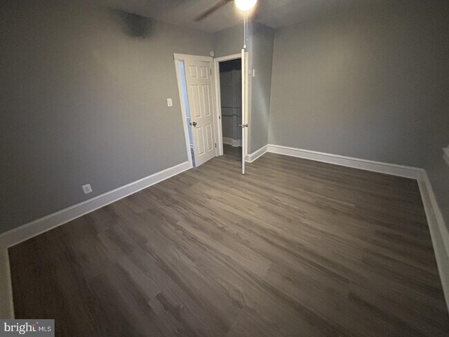 Building Photo - 122 Sharon Ave