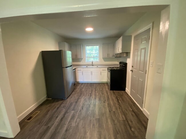 Building Photo - 3 bed 2 bath home with a fenced-in yard! Available August 2026!