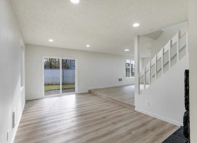 Building Photo - 902 NE Hacienda Ct