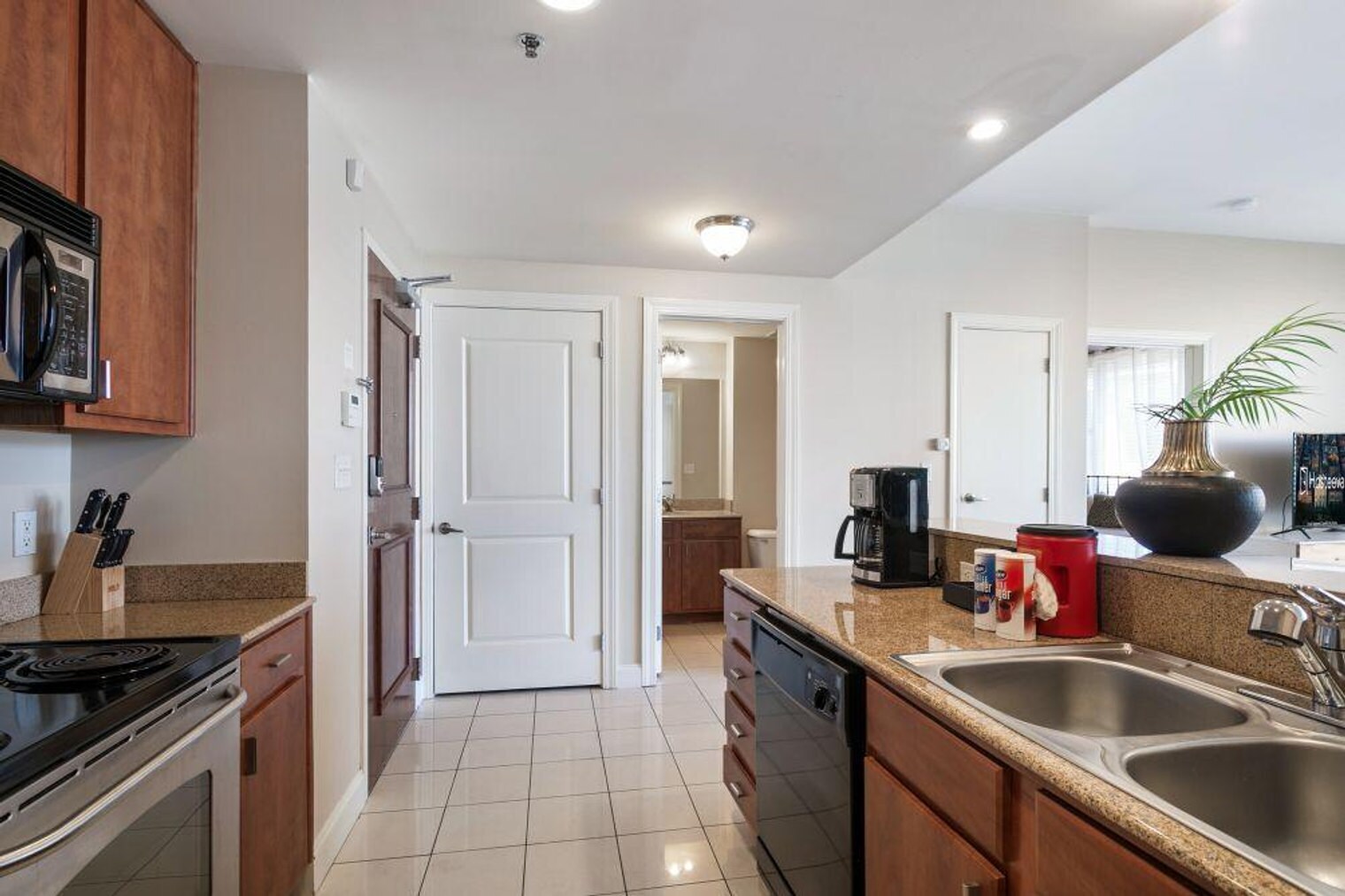 Building Photo - 925 Common St