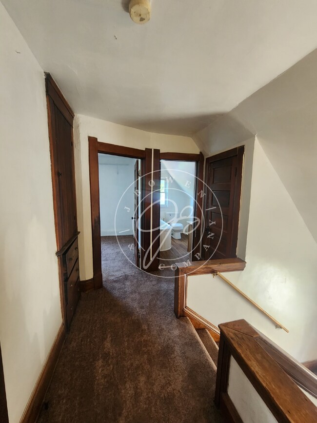 Building Photo - 3 bed 1 bath with bonus rooms!