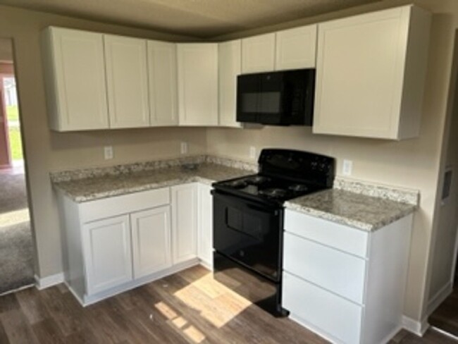 Building Photo - 2 Bedroom 1 Bath