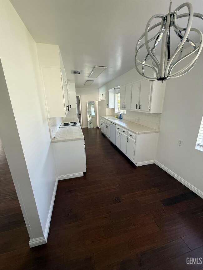 Building Photo - 400 Fairway Dr