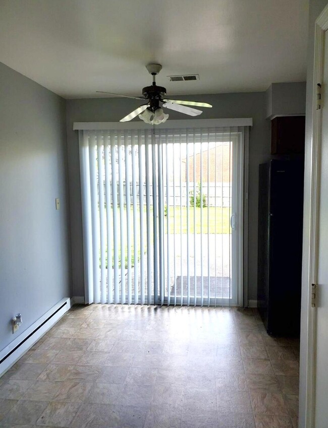 Building Photo - 3760 Red River Dr