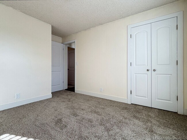 Building Photo - Beautiful Sandy Remodel Near Union Park!