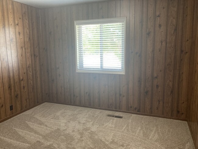 Building Photo - Turlock Country Living 3 Bedroom 2 Bath Home