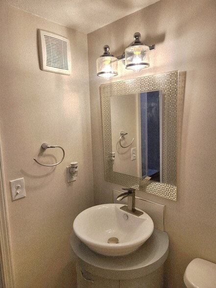 Building Photo - 4779 Columbia Rd