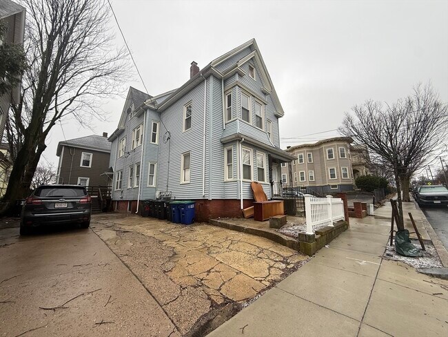 Building Photo - 98 Summer St