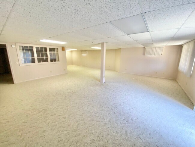 Building Photo - 3 Bedroom 2.5 Bathroom Condo in Williston