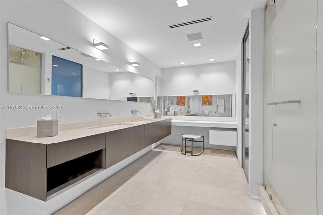 Building Photo - 4921 Fisher Island Dr