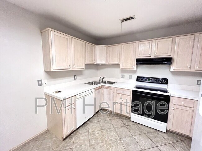 Building Photo - 886 N Daisy Ln