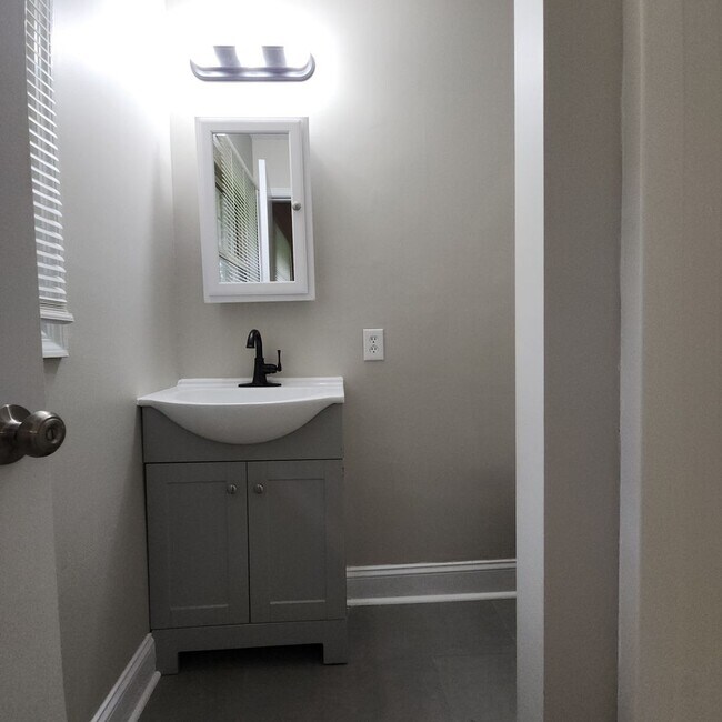 Building Photo - Remodeled Brick Ranch FOR RENT in Kernersv...