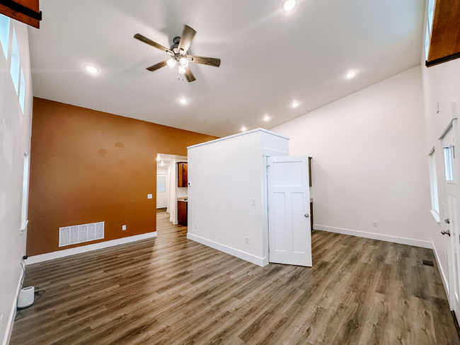 Building Photo - $500 OFF FIRST MONTHS RENT