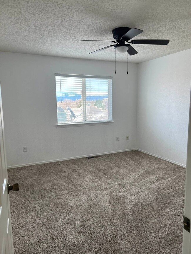 Building Photo - 2 bed 2 bath Townhome with Garage Coming S...