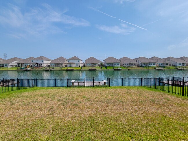Building Photo - THIS THREE BED, FOUR BATH, CANAL FRONT HOM...
